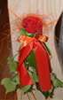 Bankschmuck mit roter Rose